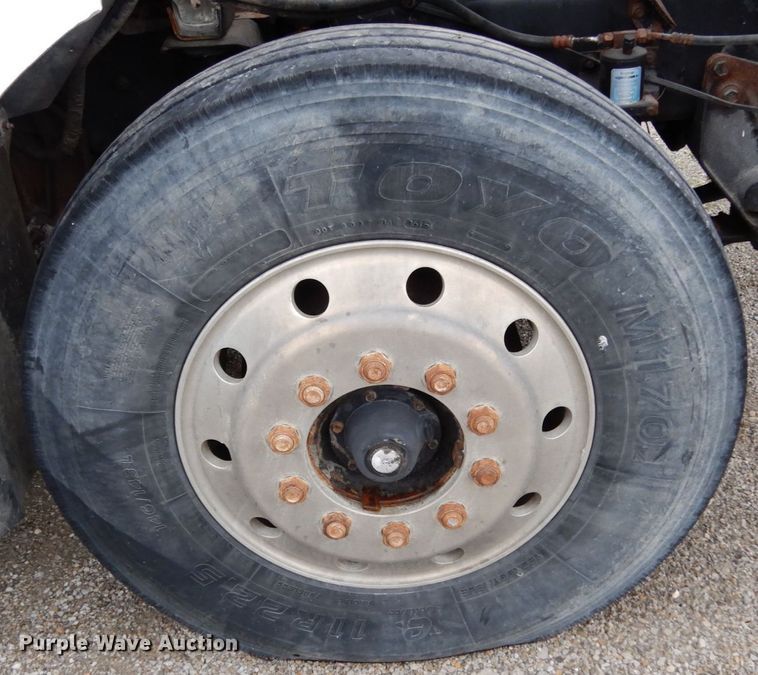 image for item KI9454 1996 International 9200  semi truck