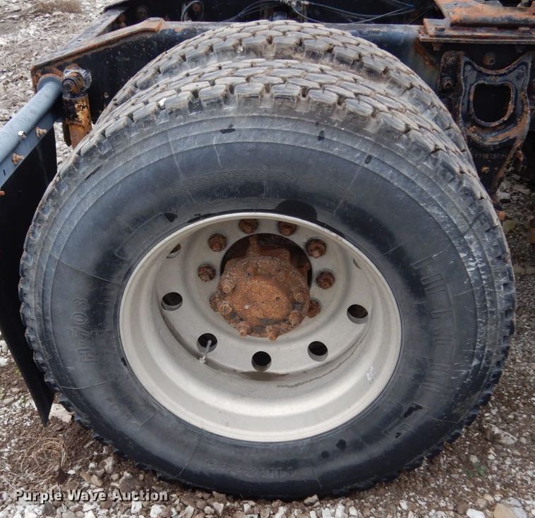 image for item KI9454 1996 International 9200  semi truck