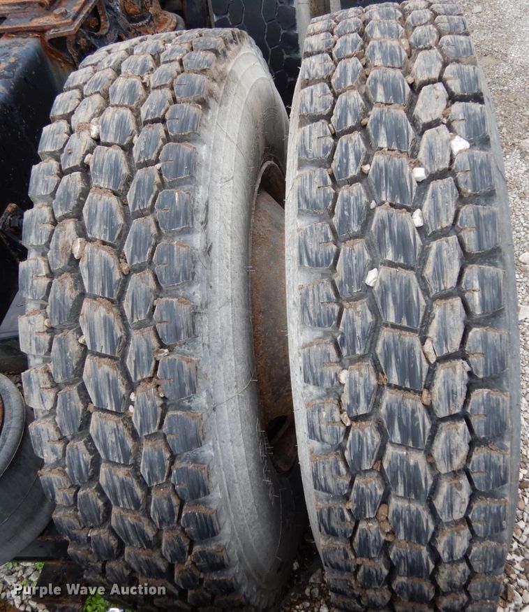 image for item KI9454 1996 International 9200  semi truck