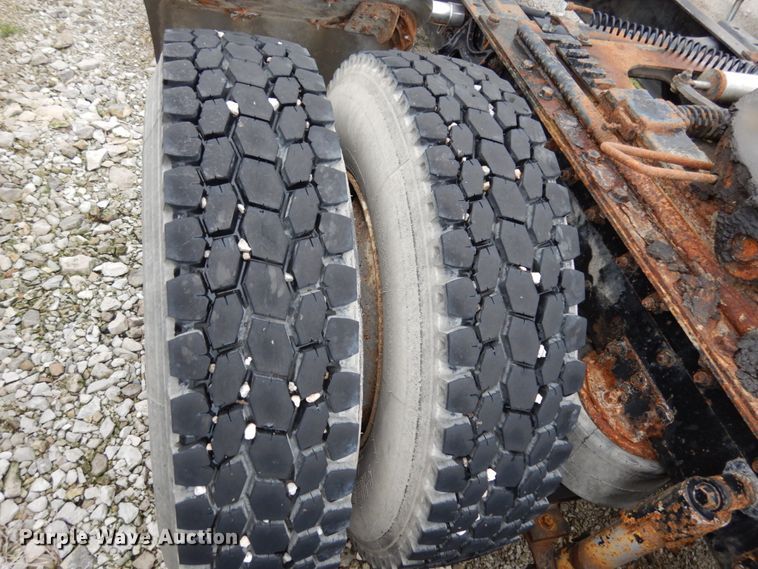 image for item KI9454 1996 International 9200  semi truck