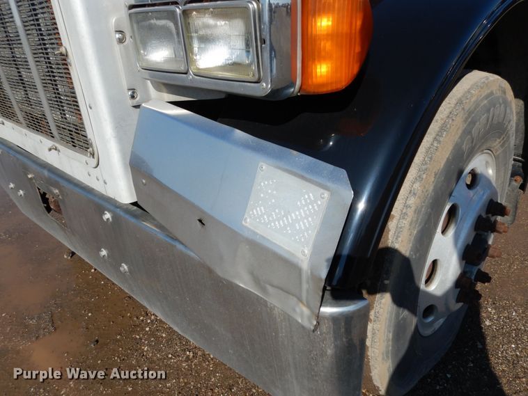 image for item KI9467 2005 Peterbilt 379  semi truck