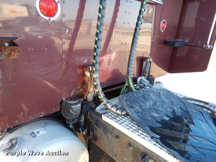 image for item KI9467 2005 Peterbilt 379  semi truck