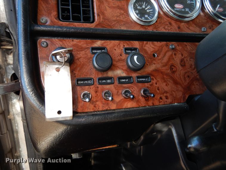 image for item KI9467 2005 Peterbilt 379  semi truck