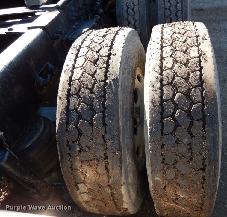 image for item KI9467 2005 Peterbilt 379  semi truck