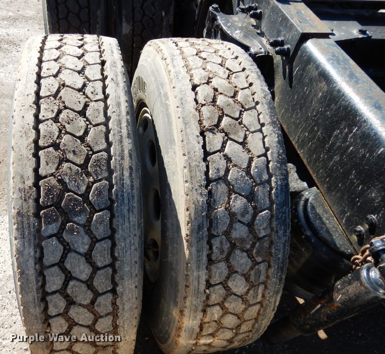 image for item KI9467 2005 Peterbilt 379  semi truck