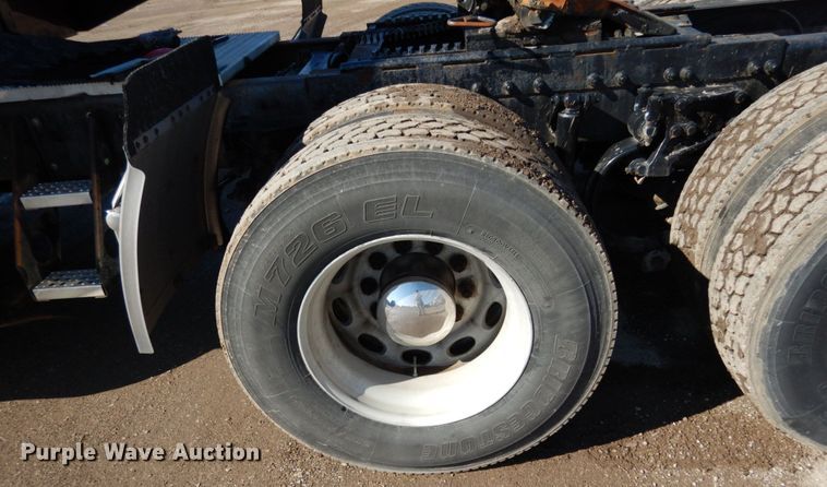 image for item KI9467 2005 Peterbilt 379  semi truck