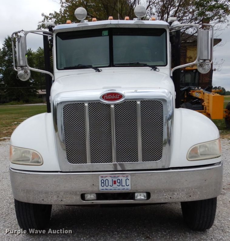 image for item KI9482 2008 Peterbilt 335  winch truck