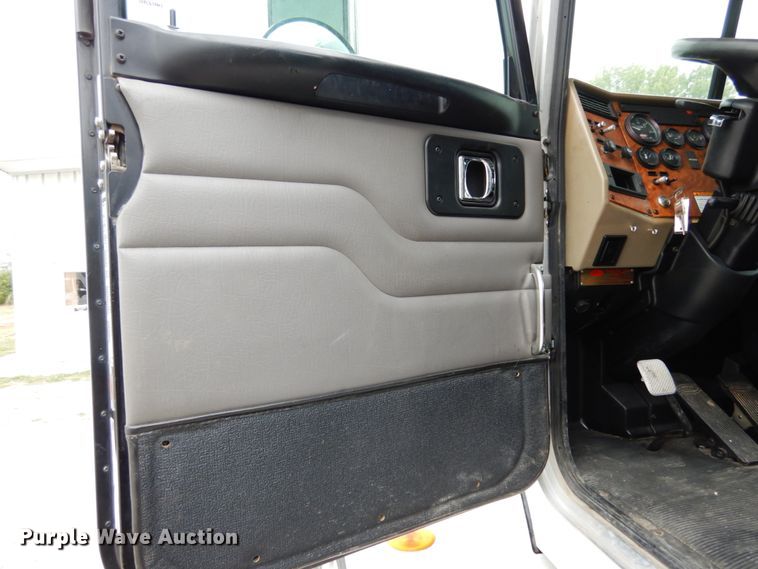 image for item KI9482 2008 Peterbilt 335  winch truck