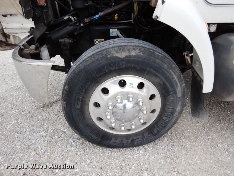 image for item KI9482 2008 Peterbilt 335  winch truck