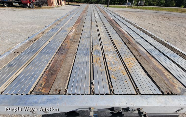 image for item KQ9147 2006 Transcraft  flatbed trailer