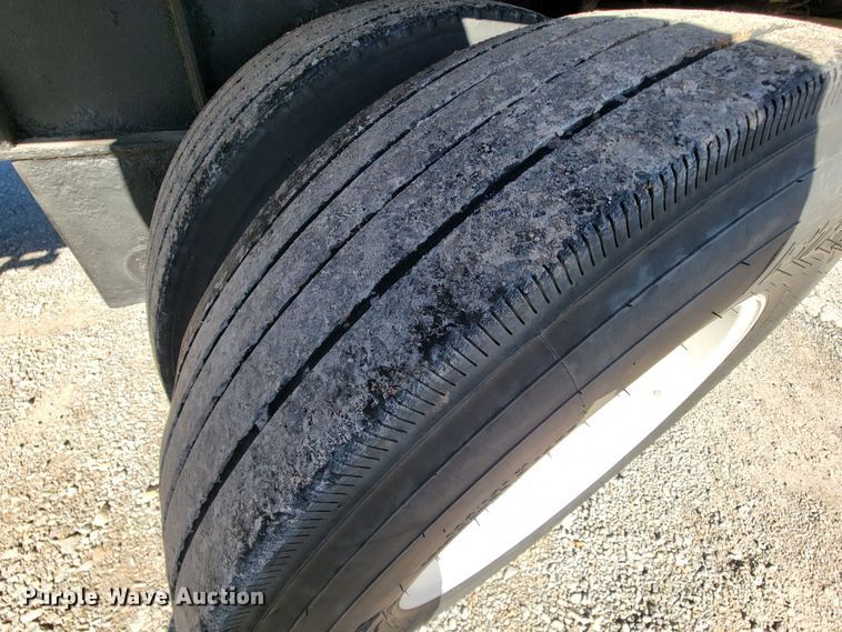 image for item KQ9147 2006 Transcraft  flatbed trailer