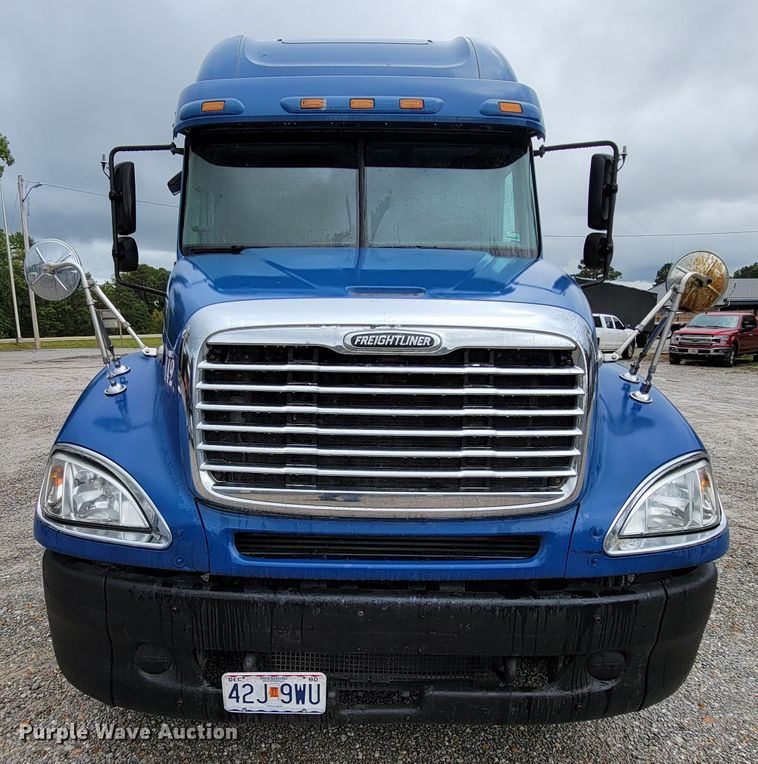 image for item KQ9150 2006 Freightliner Columbia  semi truck