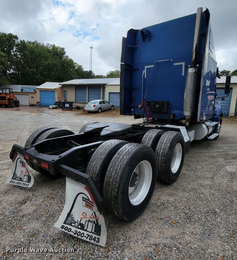 image for item KQ9150 2006 Freightliner Columbia  semi truck