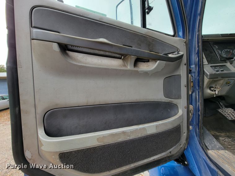 image for item KQ9150 2006 Freightliner Columbia  semi truck