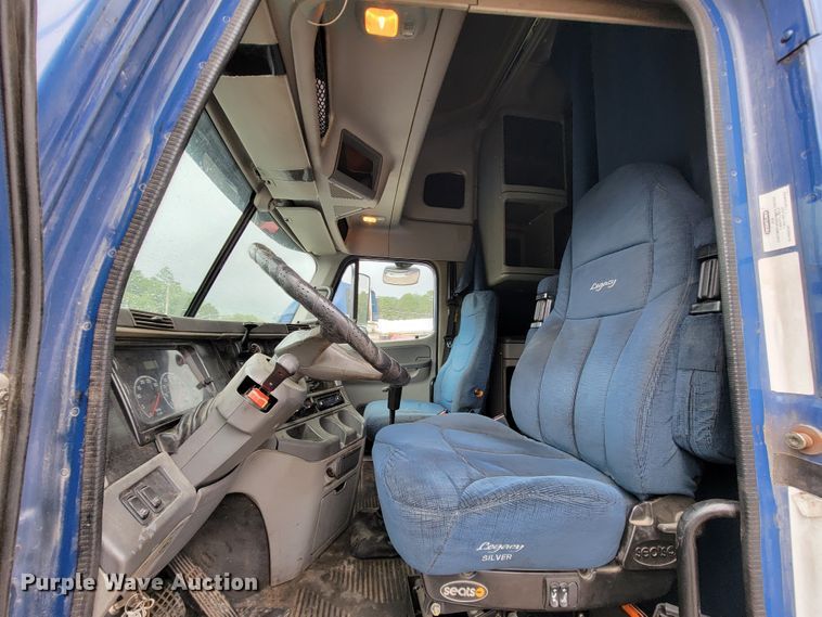 image for item KQ9150 2006 Freightliner Columbia  semi truck