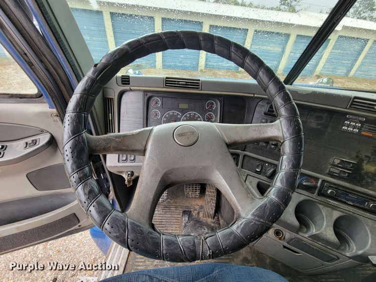 image for item KQ9150 2006 Freightliner Columbia  semi truck