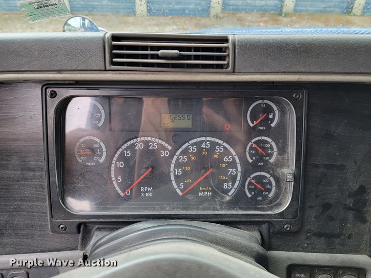 image for item KQ9150 2006 Freightliner Columbia  semi truck