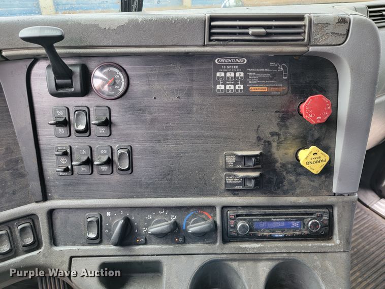 image for item KQ9150 2006 Freightliner Columbia  semi truck
