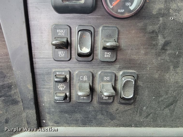 image for item KQ9150 2006 Freightliner Columbia  semi truck