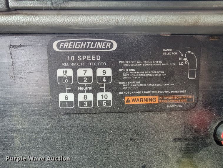 image for item KQ9150 2006 Freightliner Columbia  semi truck