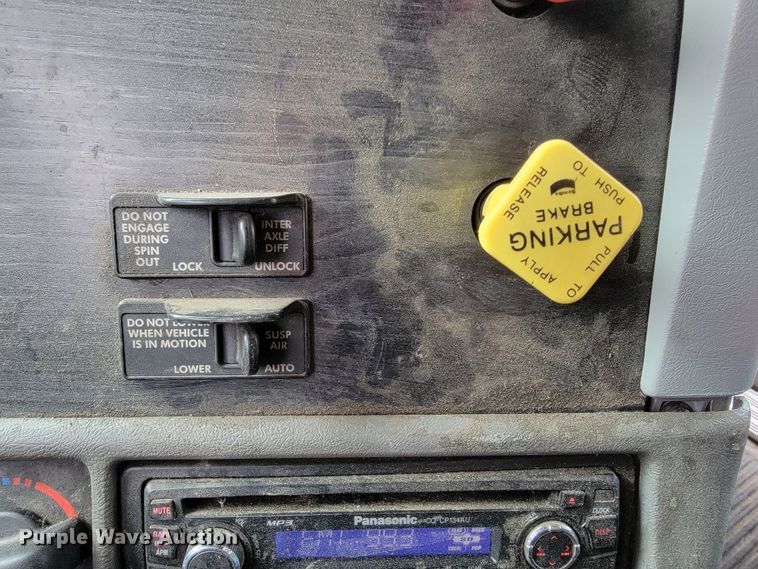 image for item KQ9150 2006 Freightliner Columbia  semi truck