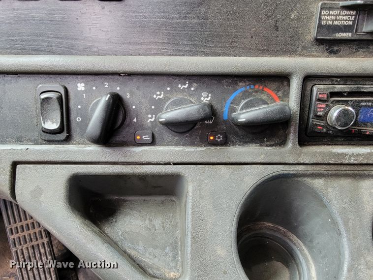 image for item KQ9150 2006 Freightliner Columbia  semi truck