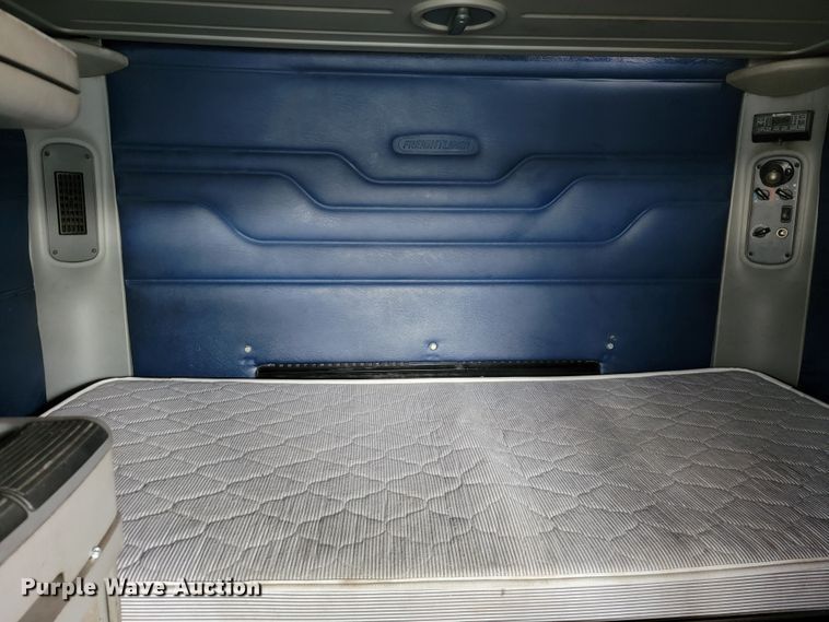 image for item KQ9150 2006 Freightliner Columbia  semi truck