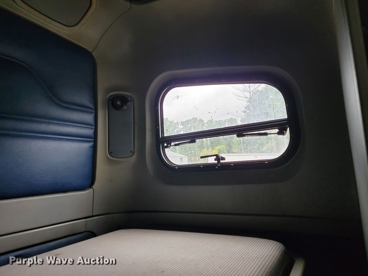 image for item KQ9150 2006 Freightliner Columbia  semi truck