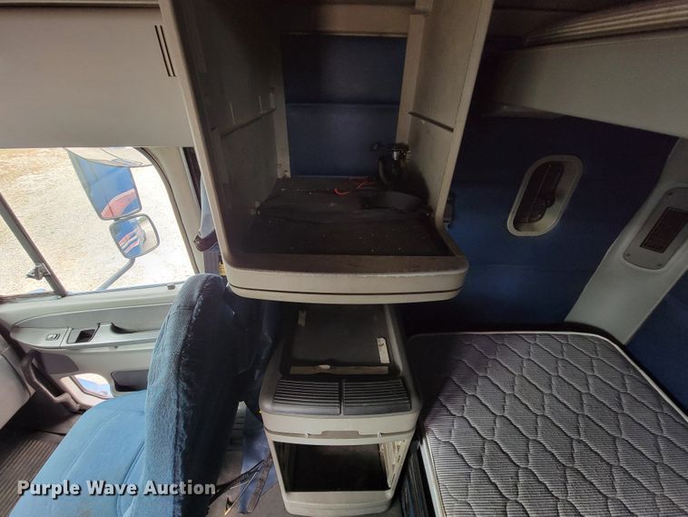 image for item KQ9150 2006 Freightliner Columbia  semi truck