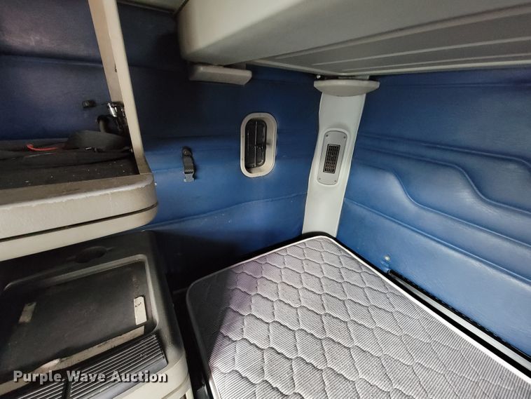 image for item KQ9150 2006 Freightliner Columbia  semi truck