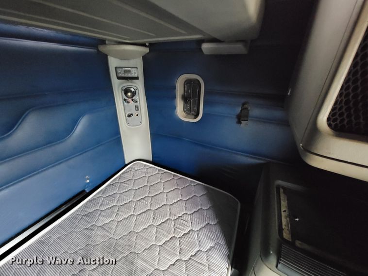 image for item KQ9150 2006 Freightliner Columbia  semi truck