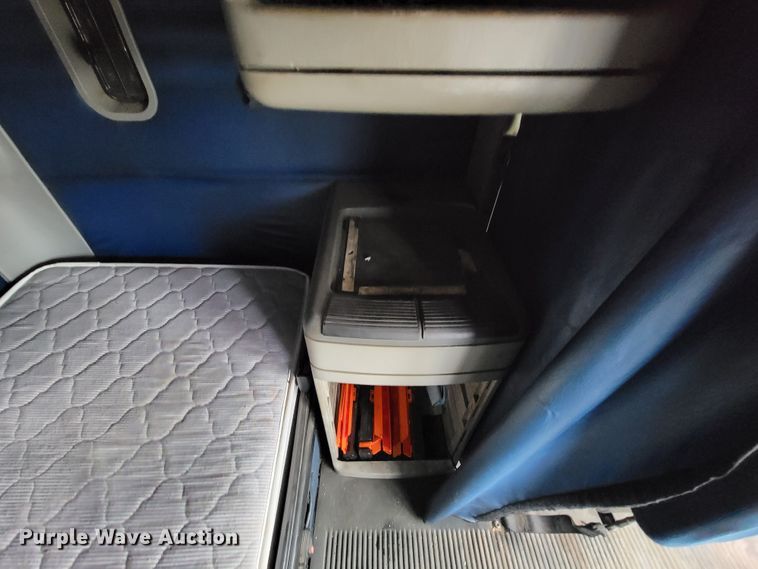 image for item KQ9150 2006 Freightliner Columbia  semi truck