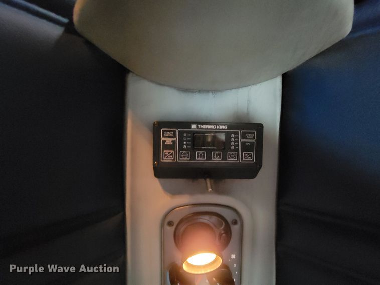 image for item KQ9150 2006 Freightliner Columbia  semi truck