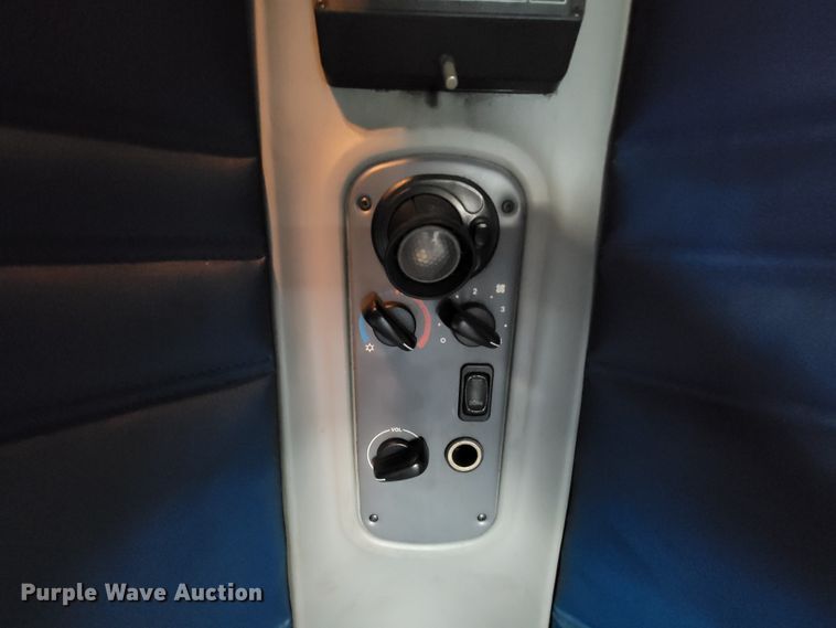 image for item KQ9150 2006 Freightliner Columbia  semi truck