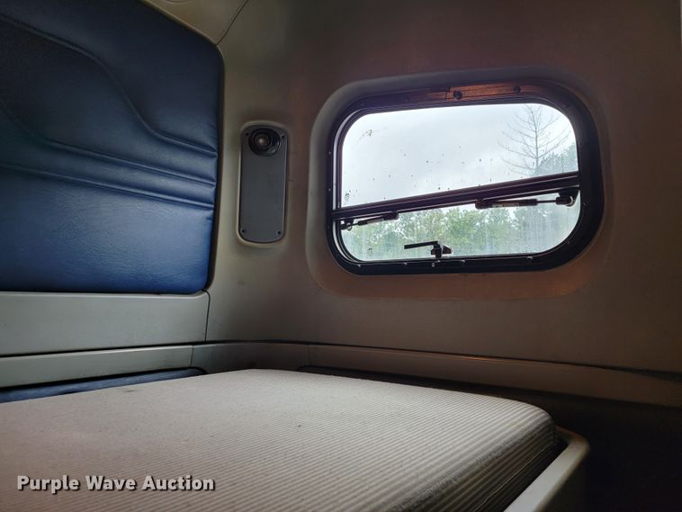 image for item KQ9150 2006 Freightliner Columbia  semi truck