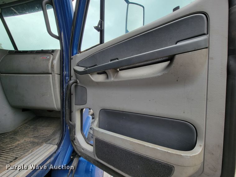 image for item KQ9150 2006 Freightliner Columbia  semi truck