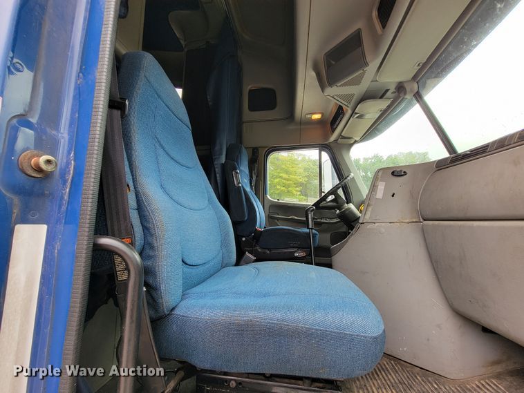 image for item KQ9150 2006 Freightliner Columbia  semi truck