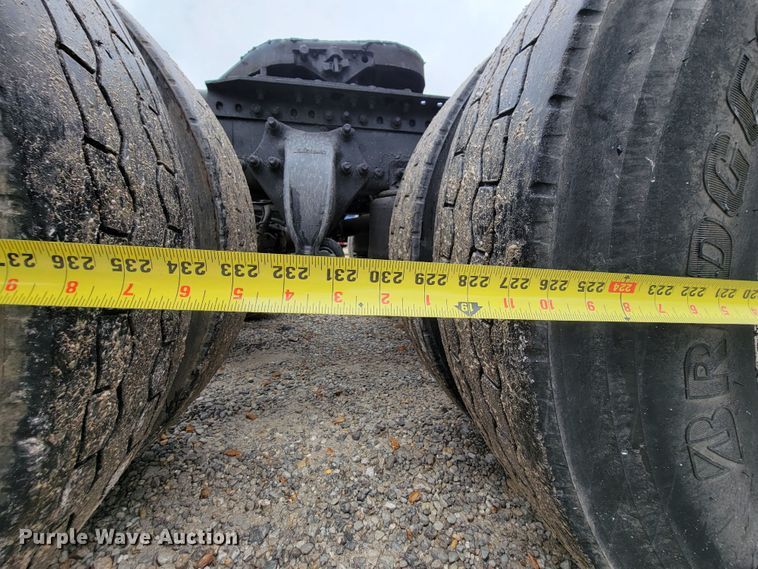 image for item KQ9150 2006 Freightliner Columbia  semi truck