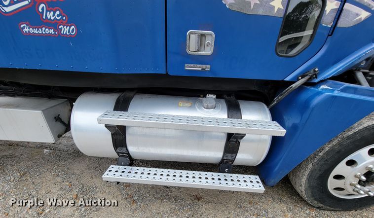 image for item KQ9150 2006 Freightliner Columbia  semi truck