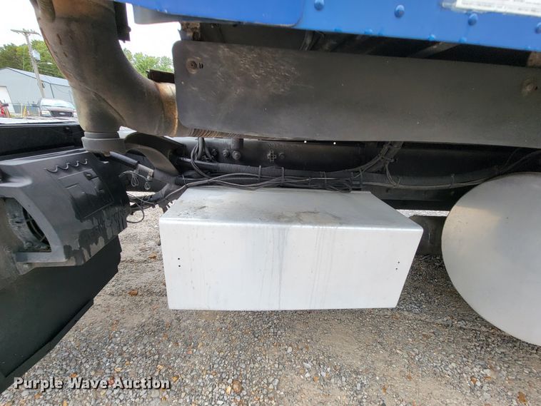 image for item KQ9150 2006 Freightliner Columbia  semi truck