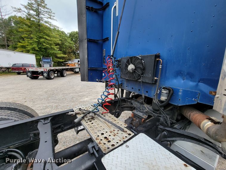 image for item KQ9150 2006 Freightliner Columbia  semi truck