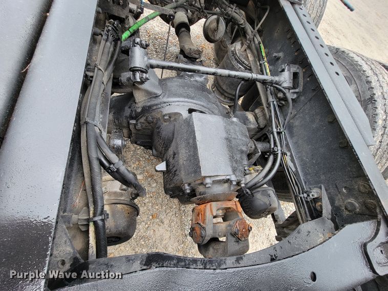 image for item KQ9150 2006 Freightliner Columbia  semi truck