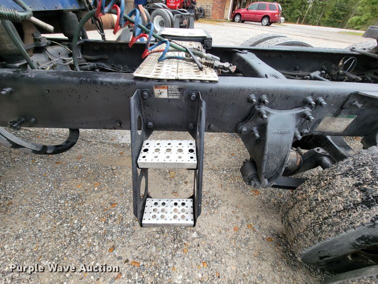 image for item KQ9150 2006 Freightliner Columbia  semi truck