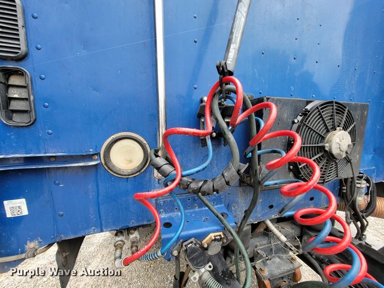 image for item KQ9150 2006 Freightliner Columbia  semi truck