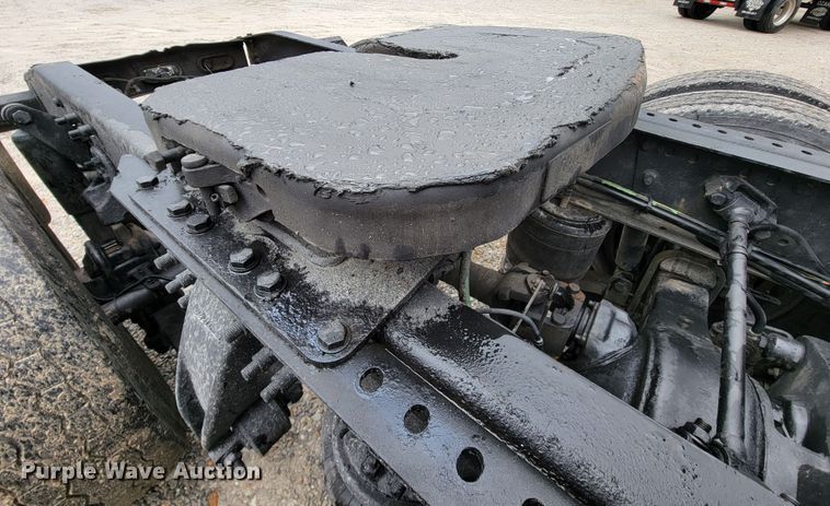 image for item KQ9150 2006 Freightliner Columbia  semi truck