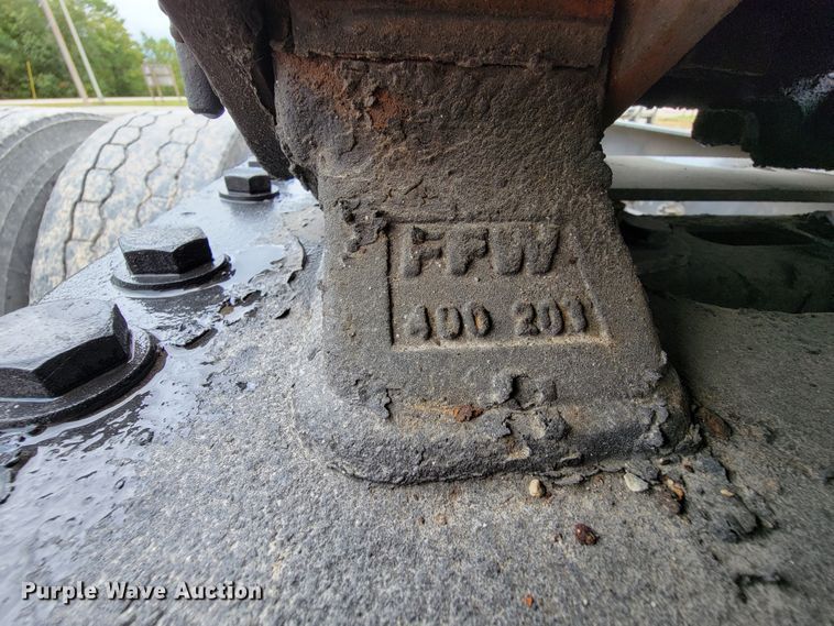 image for item KQ9150 2006 Freightliner Columbia  semi truck