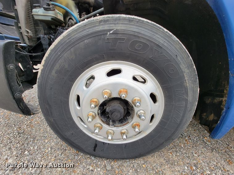 image for item KQ9150 2006 Freightliner Columbia  semi truck