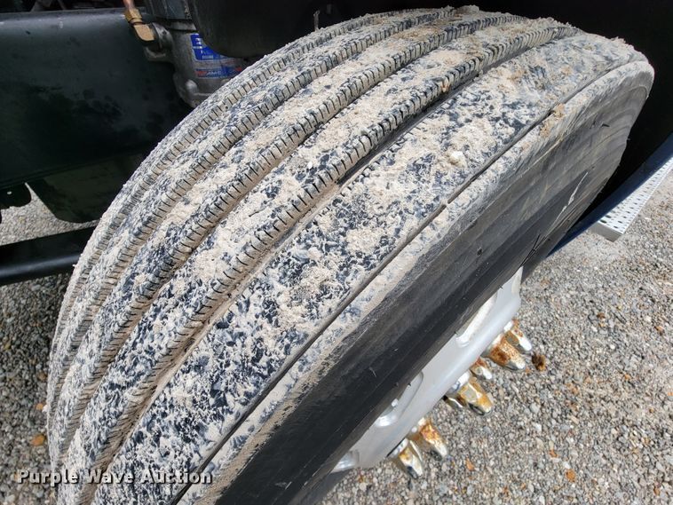 image for item KQ9150 2006 Freightliner Columbia  semi truck