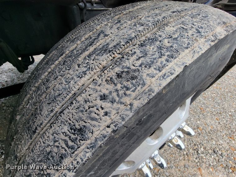 image for item KQ9150 2006 Freightliner Columbia  semi truck