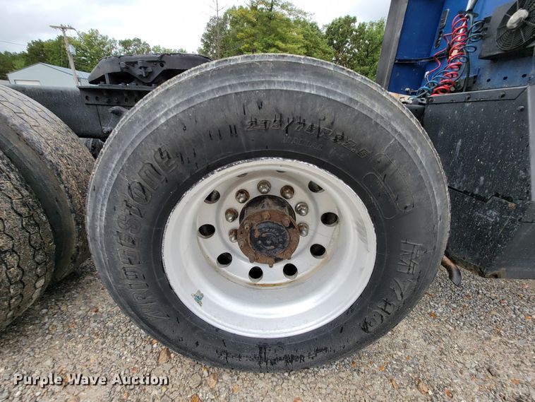 image for item KQ9150 2006 Freightliner Columbia  semi truck